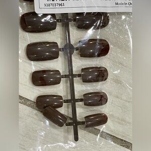 Brown press on nails (24 ct)